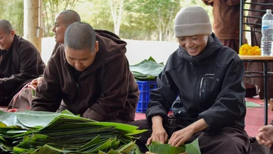 Dựng cây nêu, gói bánh chưng đón Tết trên đất Thái